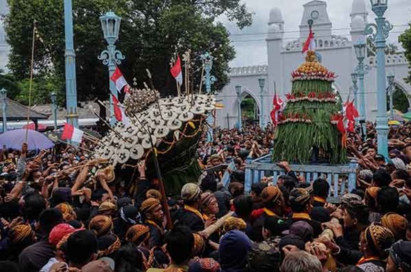 Merasakan Riuh Ramai Tradisi Grebeg Maulud Surakarta