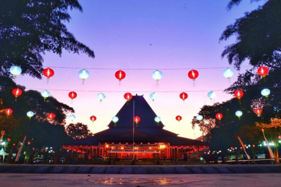 Suasana Santai nan Hangat di Halaman Balai Kota Surakarta