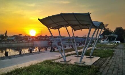Nyore Santai di Taman Riverside Tirtonadi