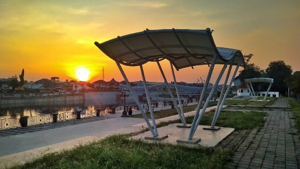 Nyore Santai di Taman Riverside Tirtonadi