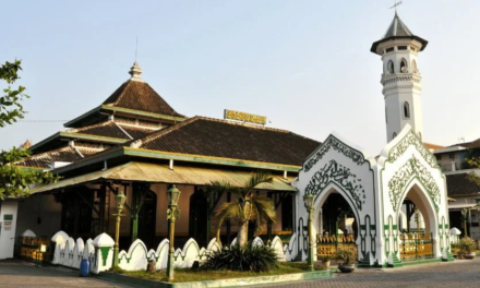 Ibadah Makin Khusuk di Suasana Nyaman Masjid Mangkunegaran