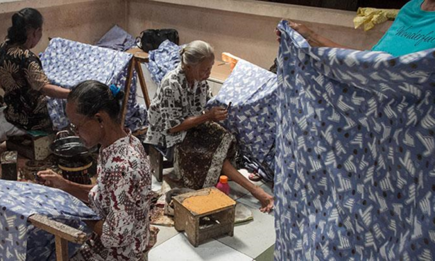 Kolaborasi Elegan antara Tradisi dan Modernitas Busana di Solo Batik Fashion