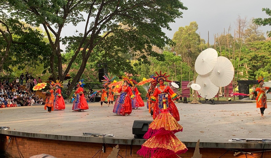 Beragam Warna Bersatu Dalam Festival Payung Indonesia XII